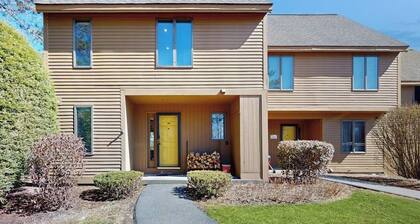 Dog-friendly townhome with views, AC & fireplace - walk to Village of Quechee