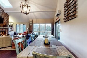 Dining - End unit townhome near golf & ski - walk to Quechee Club - views & fireplace (Hartford)