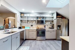 Fridge, microwave, oven, stovetop - End unit townhome near golf & ski - walk to Quechee Club - views & fireplace (Hartford)