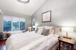 Desk, iron/ironing board, free WiFi, bed sheets - End unit townhome near golf & ski - walk to Quechee Club - views & fireplace (Hartford)