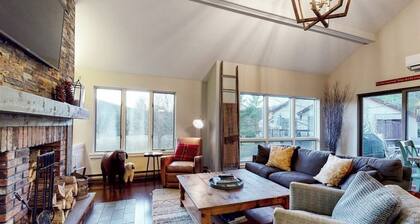 End unit townhome near golf & ski - walk to Quechee Club - views & fireplace