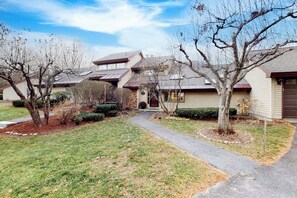 Exterior - End unit townhome near golf & ski - walk to Quechee Club - views & fireplace (Hartford)