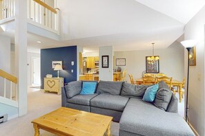 TV, fireplace, books - Deere Run townhouse with private sauna, jetted tub & AC - pool & tennis (Hartford)