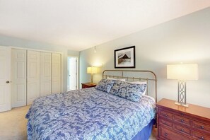 Desk, iron/ironing board, free WiFi, bed sheets - Deere Run townhouse with private sauna, jetted tub & AC - pool & tennis (Hartford)