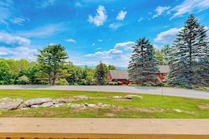 Property grounds - Saltbox townhome with AC, fireplace & deck - near Quechee Club, golf & ski (Quechee)