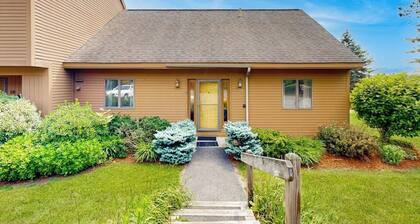 Saltbox townhome with AC, fireplace & deck - near Quechee Club, golf & ski