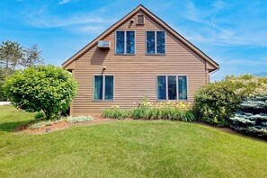 Exterior - Saltbox townhome with AC, fireplace & deck - near Quechee Club, golf & ski (Quechee)