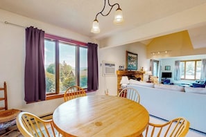 Dining - Saltbox townhome with AC, fireplace & deck - near Quechee Club, golf & ski (Quechee)