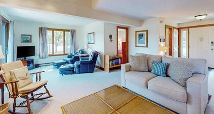 Saltbox townhome with AC, fireplace & deck - near Quechee Club, golf & ski