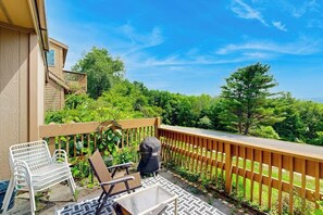 Property grounds - Saltbox townhome with AC, fireplace & deck - near Quechee Club, golf & ski (Quechee)