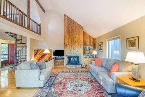 Quechee Ski Area condo on the ski trail - mountain views & AC