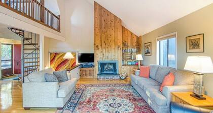Quechee Ski Area condo on the ski trail - mountain views & AC