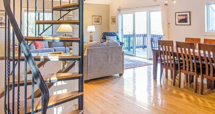 Quechee Ski Area condo on the ski trail - mountain views & AC