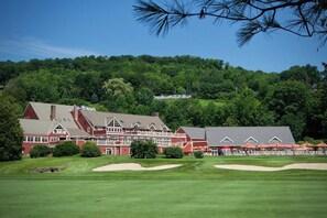 Golf - Charming condo in a resort community with pool access, tennis, a sauna & golf (Hartford)
