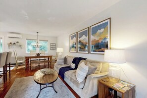 TV, fireplace - Charming condo in a resort community with pool access, tennis, a sauna & golf (Hartford)