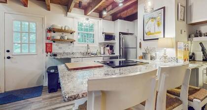 Walk-to-village end-unit condo, mountain views, large deck, woodstove, bbq, a/c