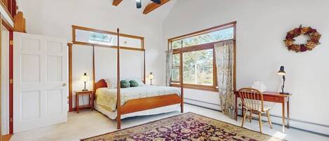 4 bedrooms, desk, iron/ironing board, free WiFi