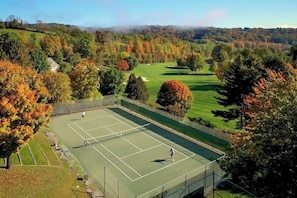 Sports court - Inviting three-story condo with decks  - near the Quechee Club (White River Junction)