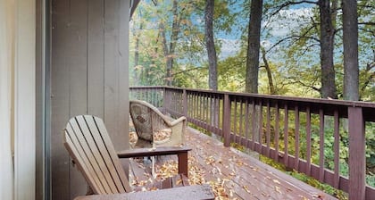 Beautiful bright condo with deck, wifi, kitchen, w/d, bbq, mountain view, TV's