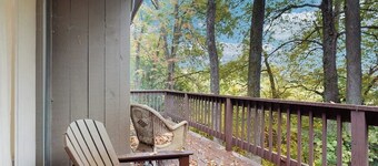 Beautiful bright condo with deck, wifi, kitchen, w/d, bbq, mountain view, TV's