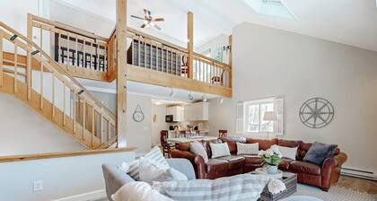 Quechee Club condo with golf courses, pools, tennis, gym, & easy ski access