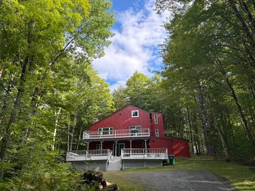 Charming house w/ privacy, bbq, seasonal balcony, hammock, fire pit, w/d, wifi