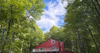Charming house w/ privacy, bbq, seasonal balcony, hammock, fire pit, w/d, wifi