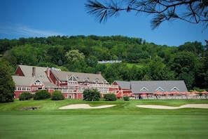 Golf - Cozy condo w/ balcony, river view, electric woodstove, w/d, wifi, kitchen, a/c (Quechee)