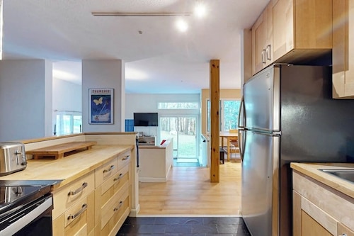 End-unit condo w/ fireplace, pool, sauna, tennis, deck, ski locker, w/d
