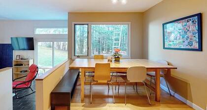 End-unit condo w/ fireplace, pool, sauna, tennis, deck, ski locker, w/d