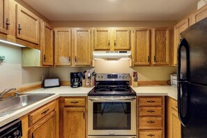 Fridge, microwave, oven, stovetop - Ski-in/ski-out condo with mountain view, seasonal pool (Warren)