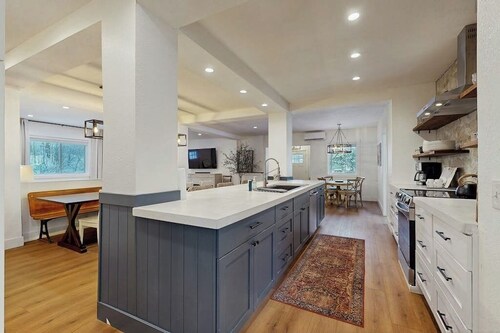 Comfortable condo w/ mountain & ski views, central a/c, patio & BBQ, w/d, wifi