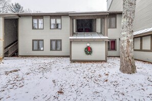 Exterior - Inviting condo near skiing and golf, with fireplace and deck (Warren)