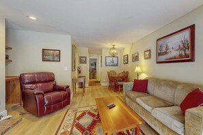 TV, fireplace, stereo - Inviting condo near skiing and golf, with fireplace and deck (Warren)