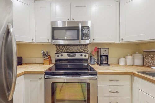 Inviting condo near skiing and golf, with fireplace and deck