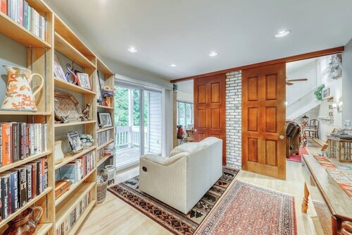 Spacious mountain view condo with library & gas fireplace - near skiing