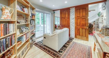 Spacious mountain view condo with library & gas fireplace - near skiing