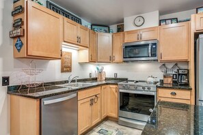 Fridge, microwave, oven, stovetop - Ski-In/Ski-Out Condo with Fireplace, Fast WiFi, Washer/Dryer & Seasonal Pool (Warren)