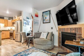 TV, fireplace - Ski-In/Ski-Out Condo with Fireplace, Fast WiFi, Washer/Dryer & Seasonal Pool (Warren)