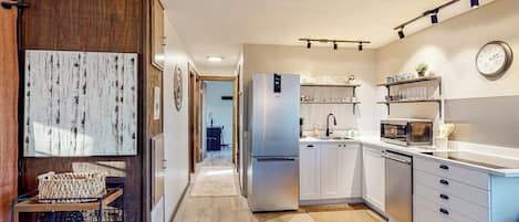 Refrigerador, microondas, horno y parrilla de estufa