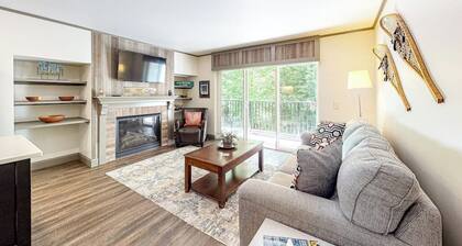 Comfortable ski-in/out condo with pool, balcony, high-speed WiFi & hiking nearby