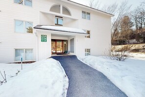 Exterior - Charming mountainside condo with fireplace, skiing, balcony, & washer/dryer (Warren)