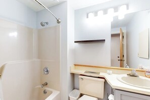 Shower, towels - Charming mountainside condo with fireplace, skiing, balcony, & washer/dryer (Warren)