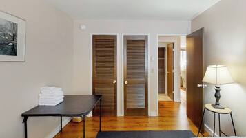 Iron/ironing board, free WiFi, bed sheets