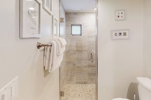 Shower, hair dryer, towels - Mountain-view condo with fireplace, 3 pools, tennis & gym - near skiing (Warren)