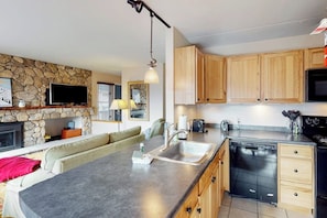 Fridge, microwave, oven, stovetop - Mountain-view condo with fireplace, 3 pools, tennis & gym - near skiing (Warren)