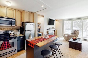 Fridge, microwave, oven, stovetop - Convenient condo w/ mountain view, fireplace, near lift, ski locker, 1st floor (Warren)