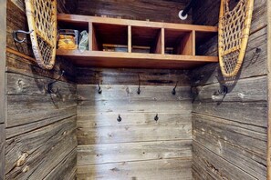 Interior - Convenient condo w/ mountain view, fireplace, near lift, ski locker, 1st floor (Warren)