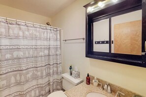 Shower, hair dryer, towels - Convenient condo w/ mountain view, fireplace, near lift, ski locker, 1st floor (Warren)