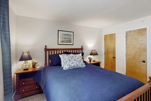 1 bedroom, iron/ironing board, free WiFi, bed sheets - Convenient condo w/ mountain view, fireplace, near lift, ski locker, 1st floor (Warren)